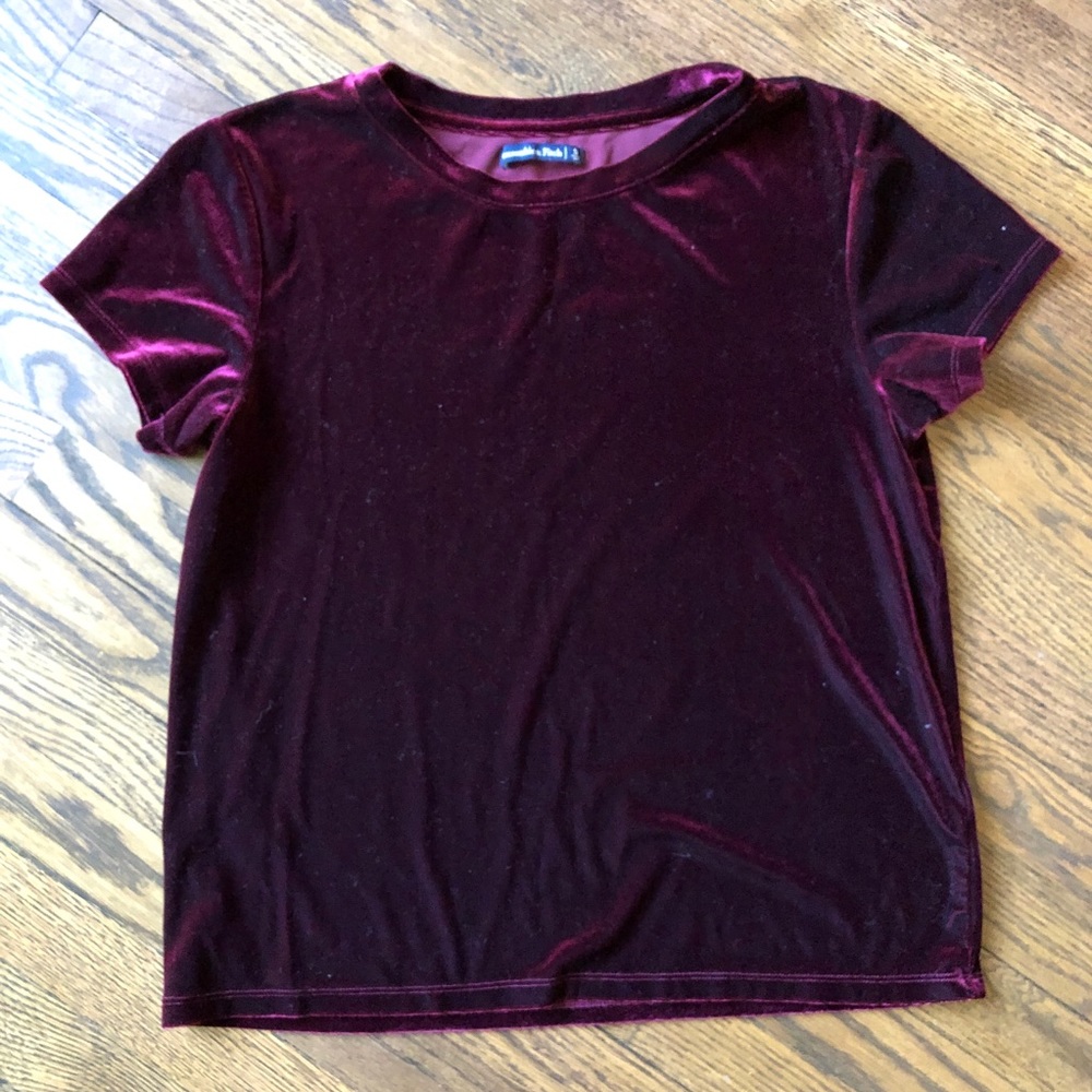 4/$15 • A&F Women’s Small Maroon Velvet T-Shirt